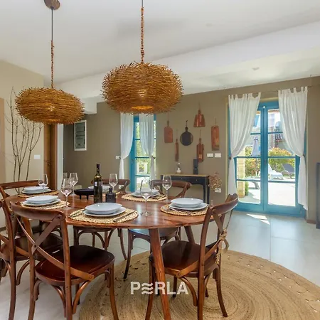 Charming La Perla With Pool, Jacuzzi And Sea View Near אומאג